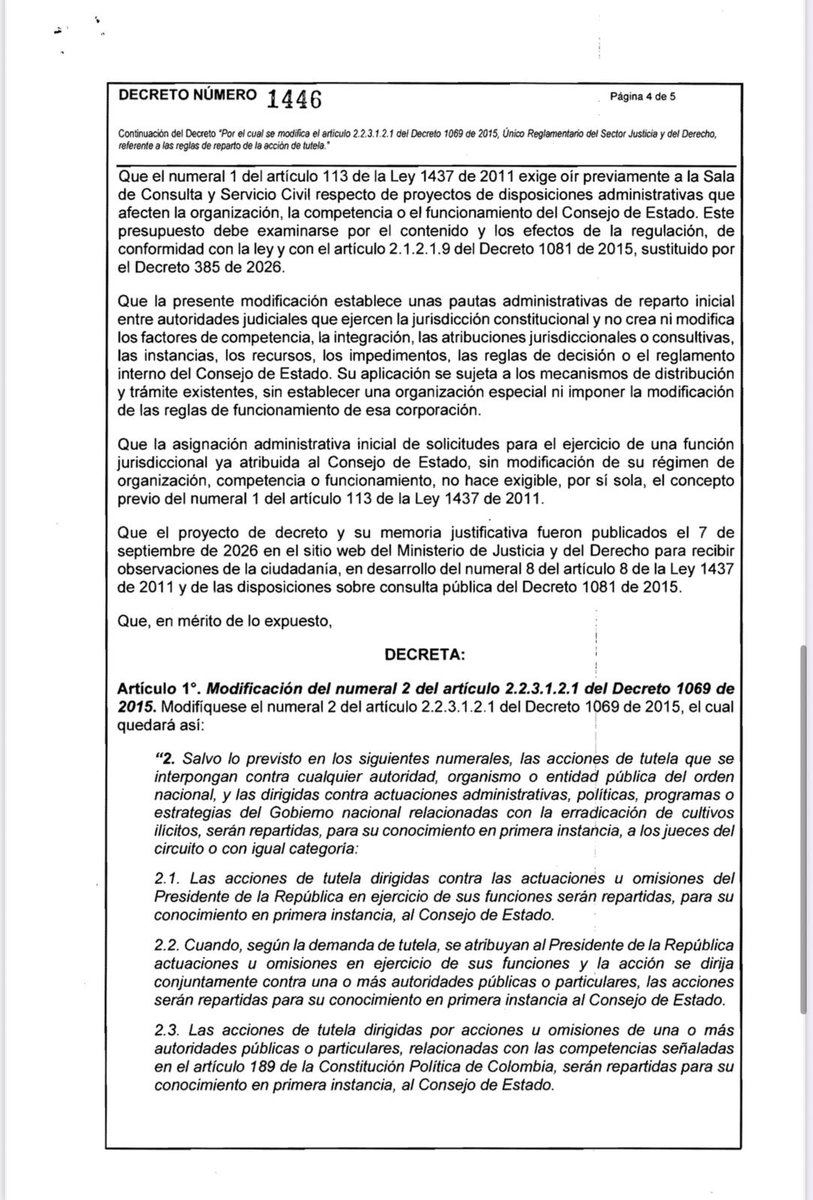 ThomasitaD's tweet photo. El Gobierno del “demócrata”, el de la “institucionalidad”,  hizo esta jugadita a través de su ministro de Justicia, Iván Cancino: expidió el Decreto 1446 de 2026 para que las tutelas contra el Presidente lleguen en primera instancia al Consejo de Estado, un tribunal politizado y secuestrado por la derecha, concentrando allí el primer control judicial sobre el poder presidencial.

Al que llamaban “tirano”, “dictador” y acusaban de no respetar la independencia de poderes, Gustavo Petro, hizo exactamente lo contrario: en 2025, con el Decreto 799, llevó esas tutelas a los jueces de circuito, desconcentrando su reparto y buscando fortalecer la imparcialidad del sistema.

Entonces, ¿quién es el tirano? ¿Quién es el dictador? ¿Quién manipula la justicia y concentra el control sobre el poder?