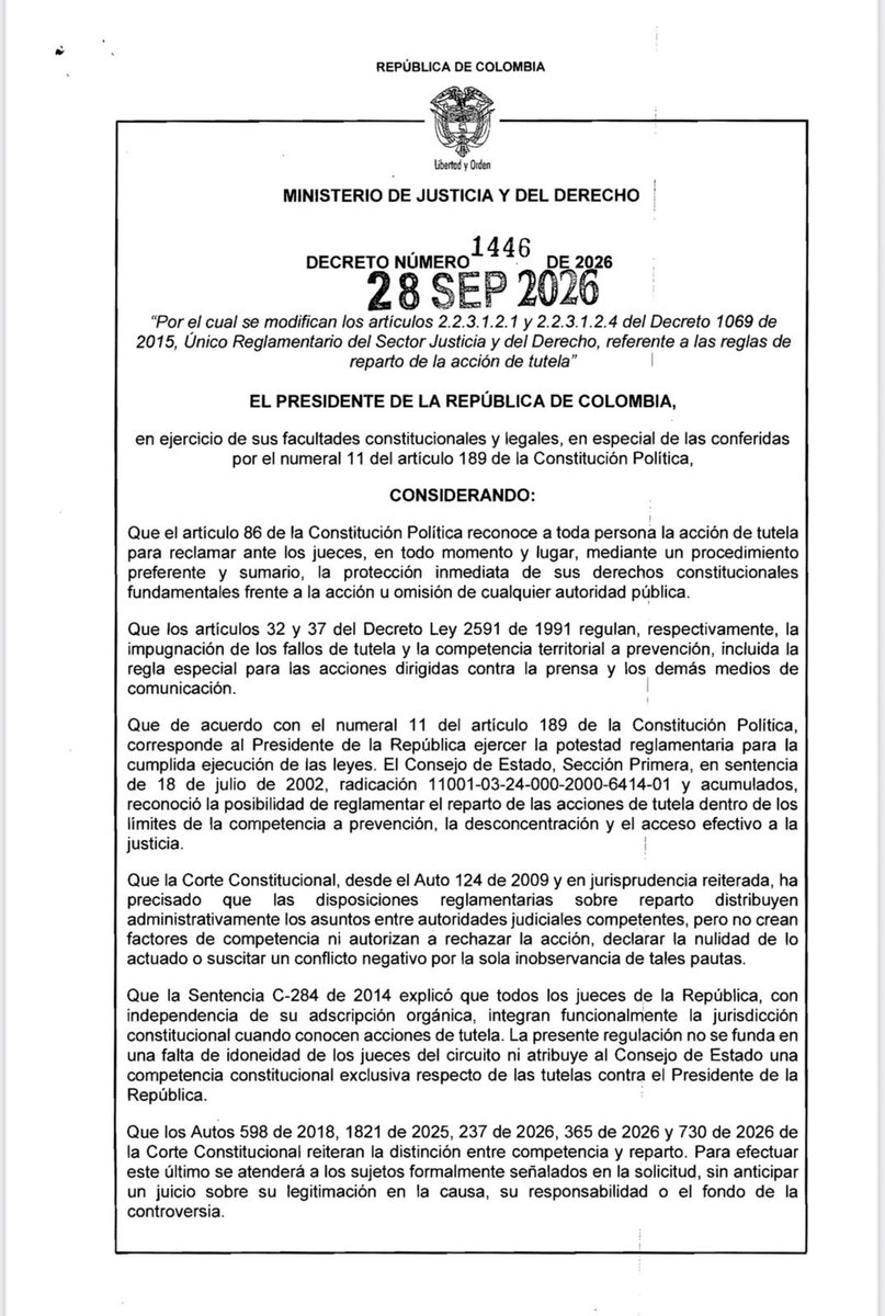 ThomasitaD's tweet photo. El Gobierno del “demócrata”, el de la “institucionalidad”,  hizo esta jugadita a través de su ministro de Justicia, Iván Cancino: expidió el Decreto 1446 de 2026 para que las tutelas contra el Presidente lleguen en primera instancia al Consejo de Estado, un tribunal politizado y secuestrado por la derecha, concentrando allí el primer control judicial sobre el poder presidencial.

Al que llamaban “tirano”, “dictador” y acusaban de no respetar la independencia de poderes, Gustavo Petro, hizo exactamente lo contrario: en 2025, con el Decreto 799, llevó esas tutelas a los jueces de circuito, desconcentrando su reparto y buscando fortalecer la imparcialidad del sistema.

Entonces, ¿quién es el tirano? ¿Quién es el dictador? ¿Quién manipula la justicia y concentra el control sobre el poder?