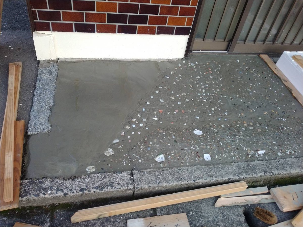 jomasagabl's tweet photo. ばっきばきの玄関のコンクリ。
カウンターに使った陶片の残りを上にばら撒いて足で固めてみてます（オープン前々日にやることではない🤣）

あと、トイレのドアも少し塗りました。まぁ、少しはましか…なー… https://t.co/UhrGCIsBZM