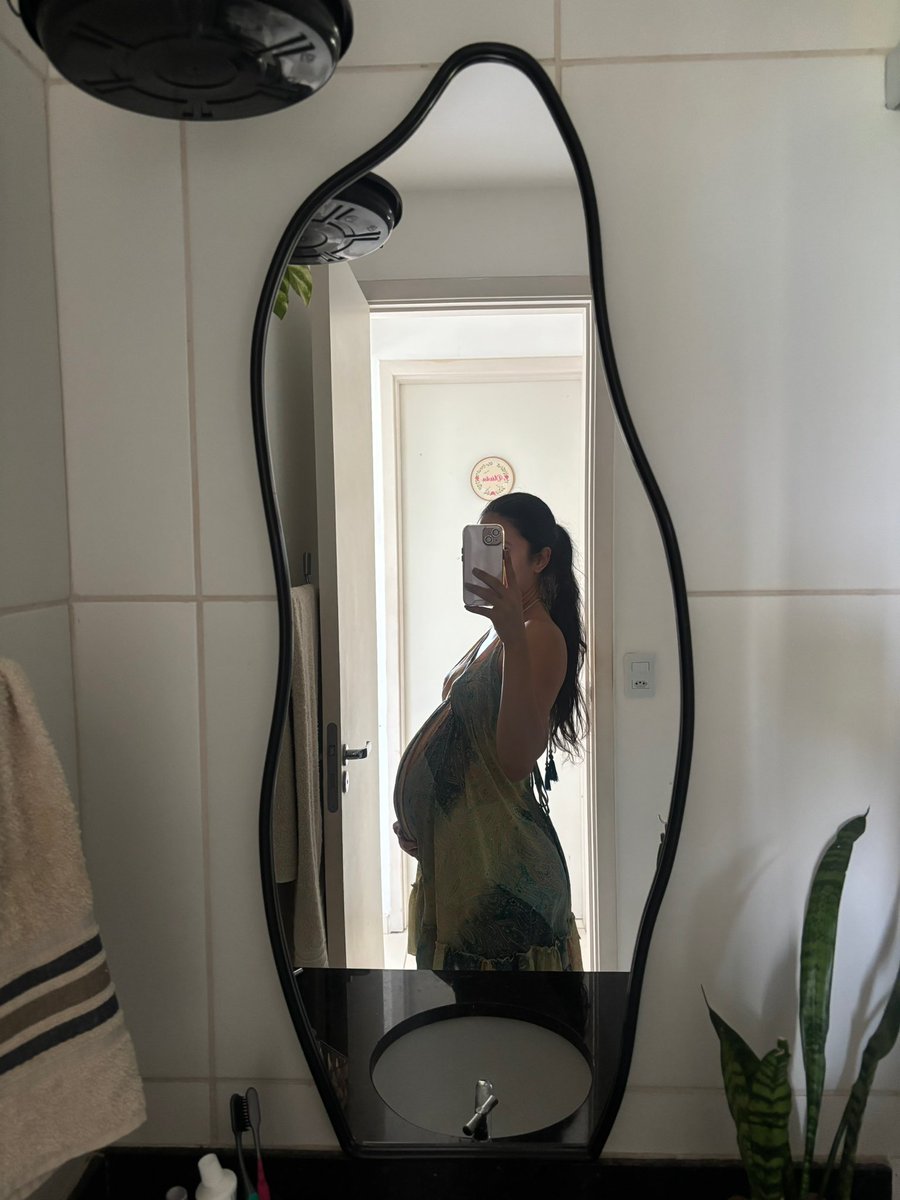 isatuitando's tweet photo. As vezes me assusto com o tanto que eu tô grávida https://t.co/6VExSUts7v