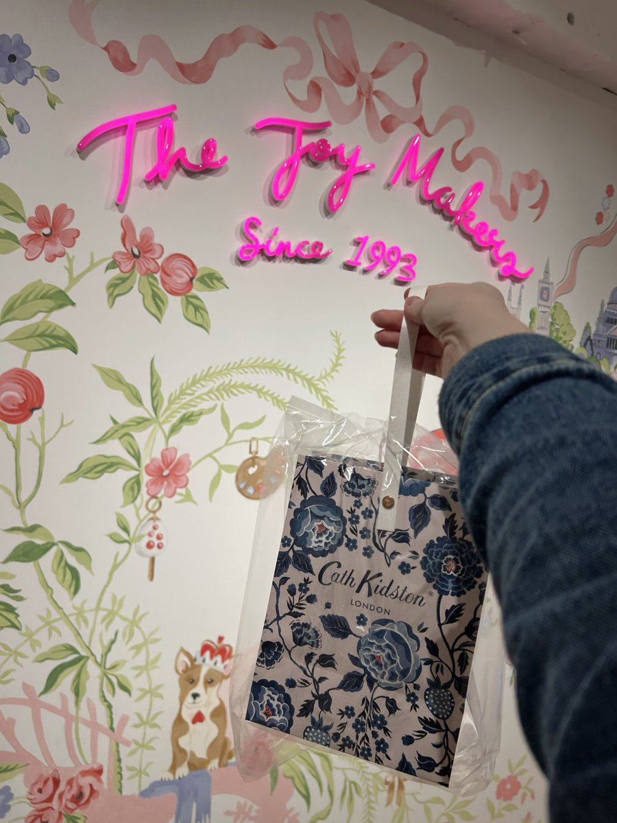 39_min_min_'s tweet photo. 念願のキャスキッドソン表参道店にも行けた🌷
♡のキャップとベロアのポーチにときめいたのでお迎え！

次はアイスクリームリベンジするぞ🍨 https://t.co/oemQ1rYmY5