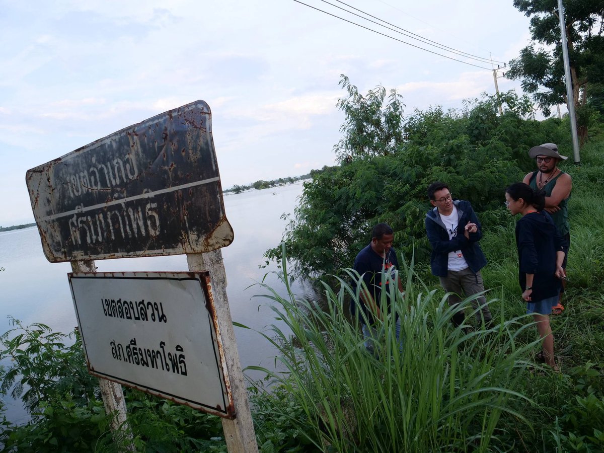 PPLEThai's tweet photo. 🚨 [ ปราจีนบุรีเผชิญวิกฤตซ้อนวิกฤต ประชาชนผวา ขยะพิษปนเปื้อนน้ำท่วม ]

นี่คือภาพโดรนมุมสูงจาก จ.ปราจีนบุรี ซึ่งไม่ได้เผชิญเพียงสถานการณ์น้ำท่วมหนักจนรถใหญ่เข้าไม่ถึง แต่สิ่งที่น่ากังวลที่สุดและประชาชนกำลังหวาดผวาหนัก คือความเสี่ยงจากสารเคมีปนเปื้อนจากขยะอุตสาหกรรมที่ลอยมากับน้ำ

วันนี้ (29 ก.ย. 2569) วีระยุทธ กาญจน์ชูฉัตร @Ton_Veerayooth รองหัวหน้าพรรคประชาชน เข้าพื้นที่ไปสำรวจสถานการณ์ที่ อ.ศรีมหาโพธิ พบว่าวิกฤตครั้งนี้อาจรุนแรงกว่าน้ำท่วมปกติ เนื่องจากปราจีนบุรีเป็นพื้นที่อุตสาหกรรมและมีปัญหากากขยะสะสมอยู่เดิม ระหว่างสำรวจพื้นที่ทุ่งนา ทีมงานพบคราบมันวาวลอยอยู่บนผิวน้ำ ซึ่งชาวบ้านตั้งข้อสังเกตว่าอาจเป็นสารเคมีหรือของเสียอุตสาหกรรม แต่จนถึงขณะนี้กลับยังไม่มีหน่วยงานรัฐเข้ามาจัดเก็บตัวอย่างน้ำไปตรวจสอบหรือจัดการอย่างจริงจัง

นอกเหนือจากความเสี่ยงเรื่องน้ำพิษ วีระยุทธยังพบความบกพร่องในการบริหารจัดการสถานการณ์ฉุกเฉินของภาครัฐในหลายมิติ

❌ การเตือนภัยที่ล่าช้ากว่าสถานการณ์จริง ระดับน้ำขึ้นสูงจนกระแสน้ำเชี่ยวแล้วแต่รัฐเพิ่งแจ้งให้อพยพ ส่งผลให้หลายครอบครัวต้องติดค้างอยู่ในบ้านและออกมาไม่ได้
❌ ขาดระบบบัญชาการร่วม ทำให้ทีมกู้ภัยและอาสาสมัครต้องรับภาระหนักจากการทำงานกันเอง ขณะที่อาสากู้ภัยต่างท้องที่ไม่สามารถเข้าพื้นที่ได้ราบรื่น เพราะไม่มีหน่วยงานรัฐเป็นเจ้าภาพจัดระเบียบ
❌ อุปกรณ์การช่วยเหลือขาดแคลนอย่างหนัก โดยเฉพาะเรือติดเครื่องยนต์และผู้ขับเรือที่มีไม่เพียงพอต่อการลำเลียงอาหารและสิ่งของเข้าไปยังจุดที่ถูกตัดขาด
❌ การประกาศพื้นที่ภัยพิบัติยังไม่ครอบคลุมความเป็นจริง เพราะพื้นที่ที่ได้รับผลกระทบมีมากกว่าเขตที่รัฐประกาศไว้ ส่งผลให้ความช่วยเหลือลงไปไม่ถึงประชาชนที่เดือดร้อน

ขณะนี้ ทีมพรรคประชาชนปราจีนบุรีได้นำวัตถุดิบไปสมทบกับครัวกลางที่ อบต.ศรีมหาโพธิ เพื่อช่วยบรรเทาความเดือดร้อนเฉพาะหน้าแล้ว แต่จากประเมินสถานการณ์ น้ำท่วมรอบนี้มีแนวโน้มระบายออกช้าและยืดเยื้อ

พรรคประชาชนจึงขอเรียกร้องเร่งด่วนไปยังรัฐบาลและหน่วยงานที่เกี่ยวข้อง ดังนี้

(1) เร่งส่งเจ้าหน้าที่สิ่งแวดล้อมลงพื้นที่จัดเก็บตัวอย่างน้ำ เพื่อตรวจหาสารปนเปื้อน และชี้แจงความจริงให้ประชาชนทราบโดยด่วน
(2) จัดตั้งศูนย์บัญชาการหน้างาน เพื่อบูรณาการทรัพยากร จัดระบบเรือกู้ภัย และลำเลียงเสบียงให้เข้าถึงทุกพื้นที่ที่ถูกตัดขาด
(3) ขยายการประกาศพื้นที่ภัยพิบัติ ให้ครอบคลุมความเสียหายที่เกิดขึ้นจริง

อย่าปล่อยให้ความล่าช้าและไร้ประสิทธิภาพของรัฐ ซ้ำเติมให้ประชาชนต้องเผชิญทั้งวิกฤตน้ำท่วมและวิกฤตสุขภาพไปพร้อมกัน

#PPLEFLOOD69