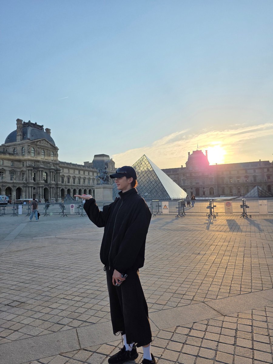 mepuppieyou's tweet photo. วิวสวย ๆ กับ คนหล่อๆ in paris ♡ 

ANTON TO SAINT LAURENT PFW 
#ANTONxSaintLaurentSS27 #ANTONxSaintLaurent @YSL https://t.co/tdd8lcBZW0