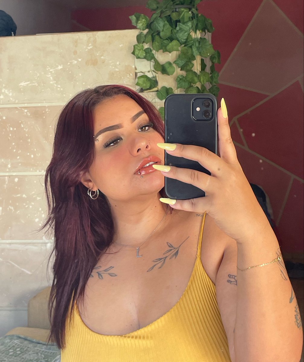 venussousa's tweet photo. To viciada em amarelo. Depois eu mudo para meu vício em rosa🩷✨ https://t.co/F4mWcTditK