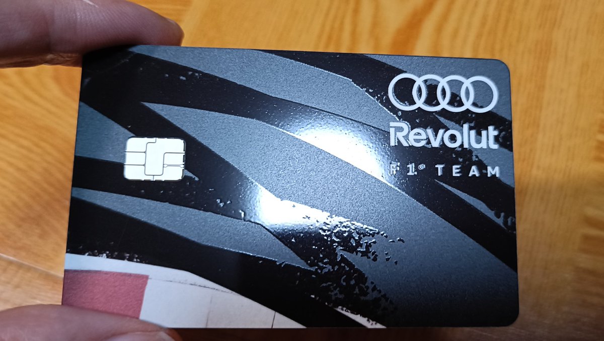 fiyoma's tweet photo. 3700円もした高級Revolut F1 VISAカードが着弾🔮表面の艶あり艶なし加工とか、かなり質感は高いです。裏面にVISAロゴが移ってるのもいい感じ😎 https://t.co/lWokpWhEDJ