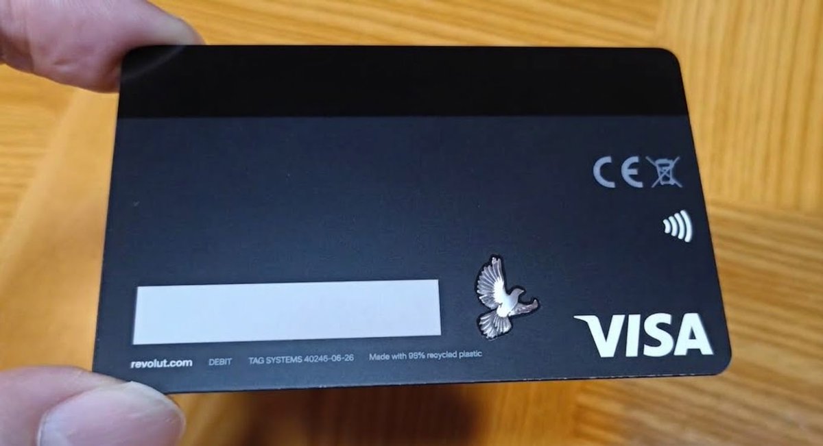 fiyoma's tweet photo. 3700円もした高級Revolut F1 VISAカードが着弾🔮表面の艶あり艶なし加工とか、かなり質感は高いです。裏面にVISAロゴが移ってるのもいい感じ😎 https://t.co/lWokpWhEDJ