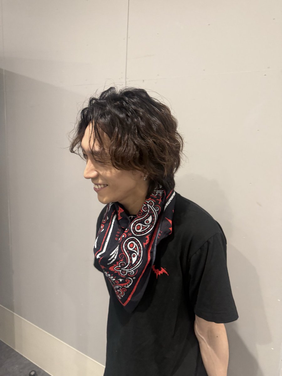 So1_Staff's tweet photo. 【staff】
#ALUCARDSHOW2026
 グッズ情報が解禁されました✨

ちなみに…先日配信された「ALUCARD FILE」で平間さんが身に付けていたのは、平間さんがお家から持参したマイアルカードバンダナなのでした🦇
（非常にお気に入りの様子。）

他にも沢山のグッズが…！
皆さま是非チェックしてください💨 https://t.co/OFzOpL4gfe