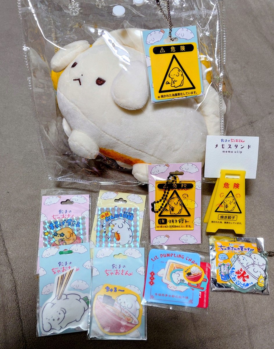 newAccountdaze's tweet photo. とりあえず地道にてづバの戦利品を載せて行きますー。
ちょっと2日間行ったのもあってえらく多いので、写真とお名前のみで失礼します……。
初っ端シャーロくんとちゃおさんの圧が凄いのはお気になさらず🦈🥟

@yumenashi_88 様　１、２枚目
@gyozaciao 様　３、４枚目 https://t.co/TXd8P19aLy