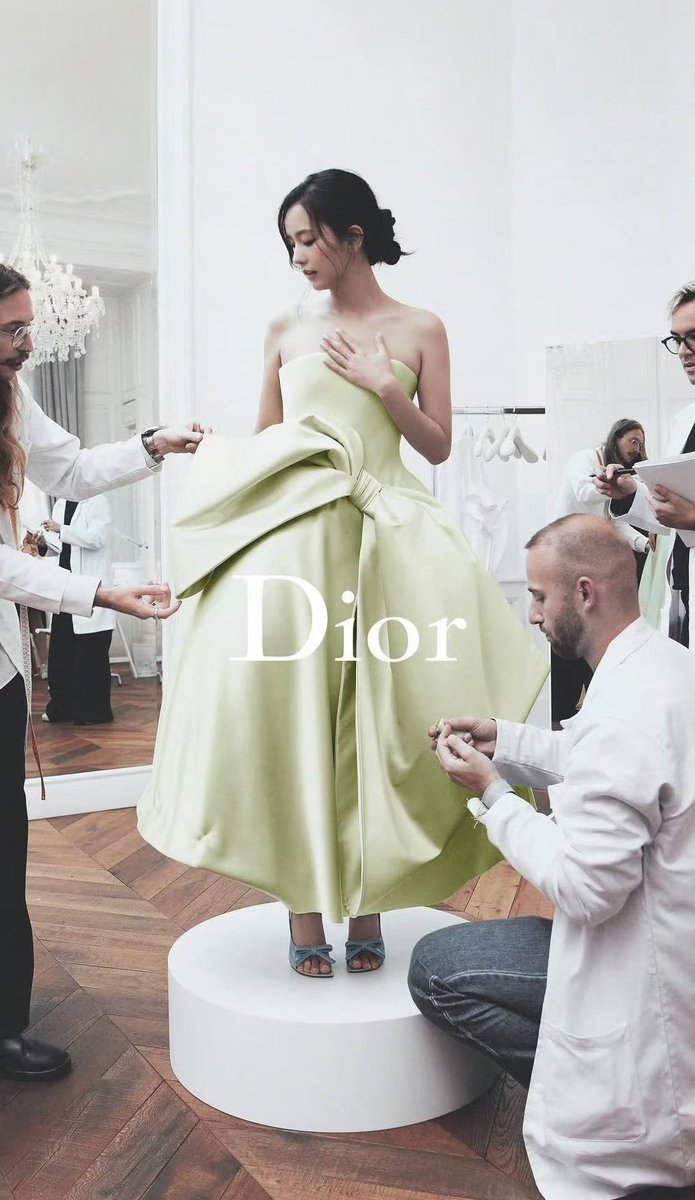 Amour103soo's tweet photo. No one looks this gorgeous in Dior like Jisoo

HUMAN DIOR JISOO AT PFW
#JISOOxDiorSummer27 https://t.co/sCmO8x9hz5