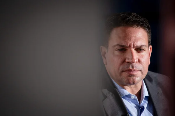 BlogdoNoblat's tweet photo. Família de condenado por garimpo na terra Yanomami bancou vida de Ramagem nos EUA. Registros mostram como família de Rodrigo Cataratas ajudou Ramagem a fugir pela Guiana e o hospedou na Flórida. Cataratas foi condenado em fevereiro deste ano a mais de 16 anos de prisão por liderar uma organização criminosa responsável pela mineração ilegal de cassiterita e ouro dentro da Terra Indígena Yanomami (Pública)