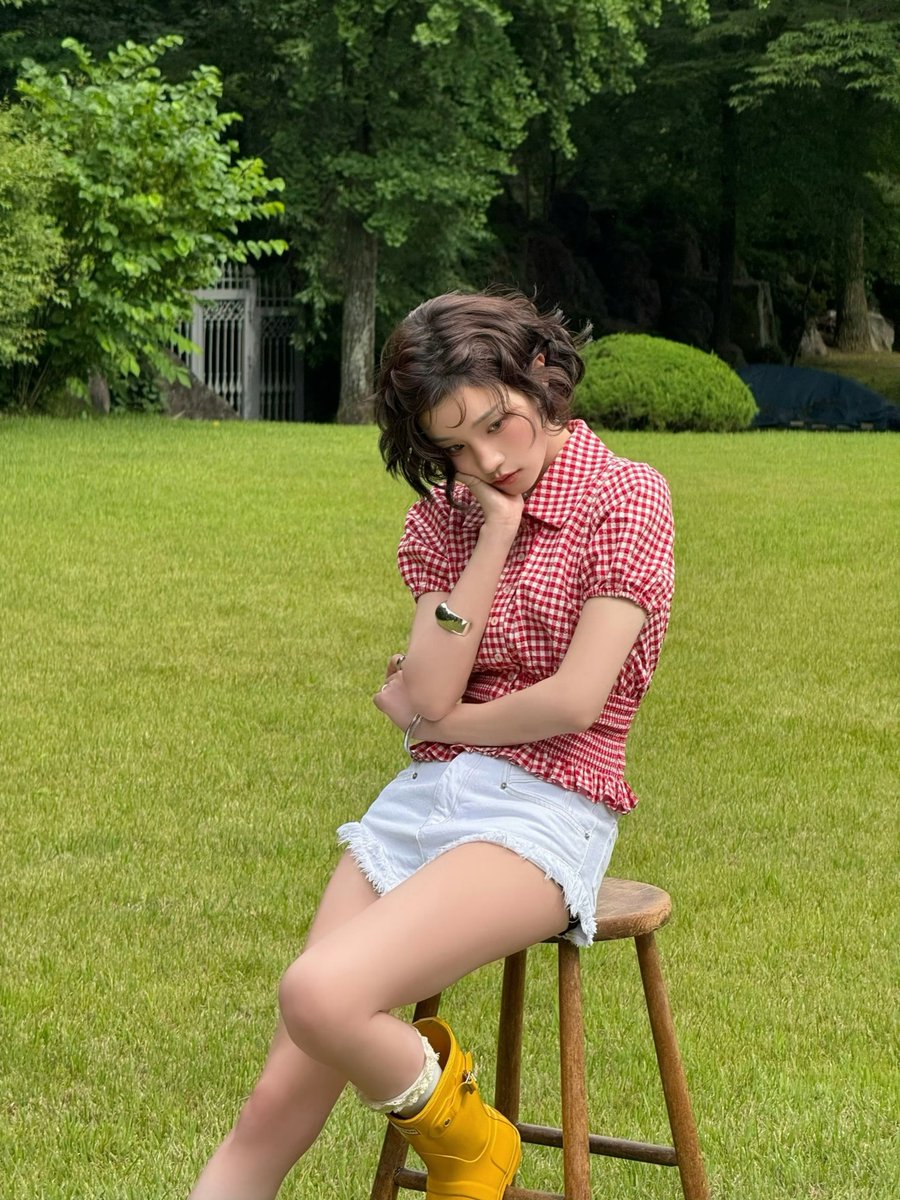 yuqipictures's tweet photo. 260929 #YUQI Weibo

The grass, the gentle breeze, these are moments that belong to 27 🌿🍎🌻

#우기 #宋雨琦 https://t.co/Ct8ENCMl6r
