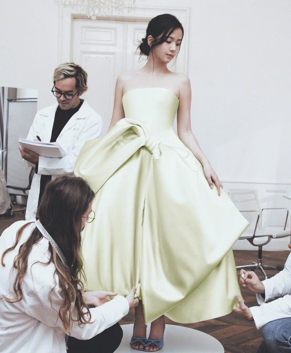 Amour103soo's tweet photo. No one looks this gorgeous in Dior like Jisoo

HUMAN DIOR JISOO AT PFW
#JISOOxDiorSummer27 https://t.co/sCmO8x9hz5