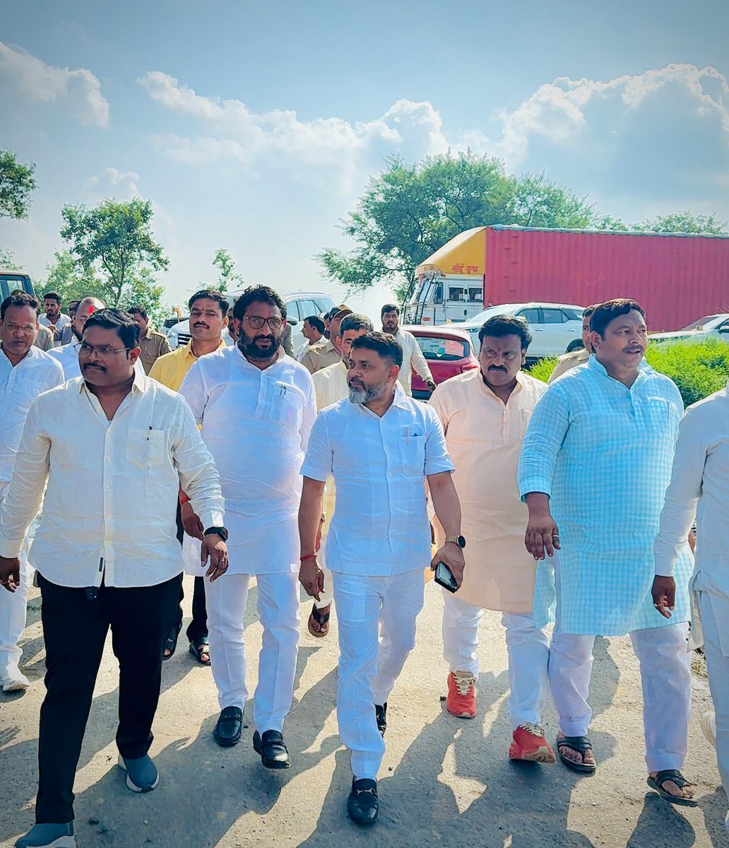 MrYaduvansh's tweet photo. शहीदों की चिताओं पर लगेंगे हर बरस मेले वतन पर मरने वालों का यही बाकी निशा होगा ।

देश के यशस्वी प्रधानमंत्री माननीय श्री @narendramodi जी की जनसेवा, सुशासन एवं समर्पण के गौरवशाली 25 वर्ष पूर्ण होने के उपलक्ष्य में चल रहे “सेवा संकल्प अभियान” के अंतर्गत आज संतकबीरनगर जिले मगहर में शहीद अशोक यादव जी की प्रतिमा पर माल्यार्पण कर उनको नमन किया । सभी कार्यकर्ता बन्धुओं के साथ उनके पिता श्री शिव मूरत यादव जी का सम्मान किया । 
इस अवसर पर पूर्व जि��ाध्यक्ष जगदम्बा लाल श्रीवास्तव जी, पूर्व अध्यक्ष खलीलाबाद श्री श्याम सुंदर वर्मा जी , चेयरमैन नूरूज्जुमा अंसारी जी, जिला उपाध्यक्ष आदित्य यादव जी, ज्ञानेंद्र मिश्रा जी, विद्याधर यादव जी जिला उपाध्यक्ष किसान मोर्चा, विजय प्रताप सिंह जी प्रदेश कार्य समिति किसान मोर्चा, अरुण गुप्ता जी, अवधेश सिंह, विद्यासागर यादव जी, ग्राम प्रधान अनिल यादव जी सहित पदाधिकारीगण एवं कार्यकर्ता बन्धु उपस्थित ���हे।
#SevaSankalpAbhiyan 
@BJP4India @PMOIndia @AmitShah @NitinNabin @mppchaudhary @idharampalsingh