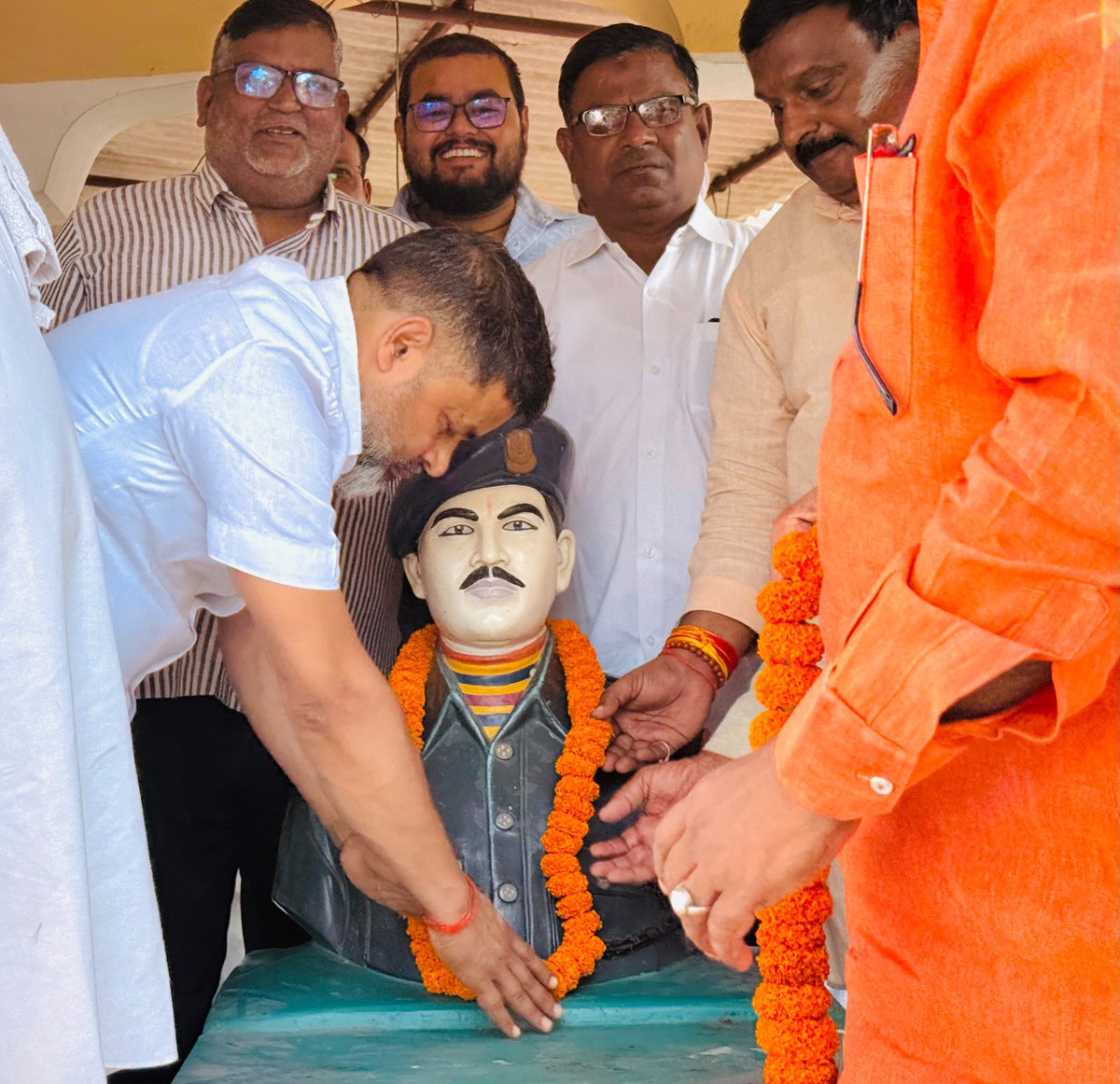 MrYaduvansh's tweet photo. शहीदों की चिताओं पर लगेंगे हर बरस मेले वतन पर मरने वालों का यही बाकी निशा होगा ।

देश के यशस्वी प्रधानमंत्री माननीय श्री @narendramodi जी की जनसेवा, सुशासन एवं समर्पण के गौरवशाली 25 वर्ष पूर्ण होने के उपलक्ष्य में चल रहे “सेवा संकल्प अभियान” के अंतर्गत आज संतकबीरनगर जिले मगहर में शहीद अशोक यादव जी की प्रतिमा पर माल्यार्पण कर उनको नमन किया । सभी कार्यकर्ता बन्धुओं के साथ उनके पिता श्री शिव मूरत यादव जी का सम्मान किया । 
इस अवसर पर पूर्व जि��ाध्यक्ष जगदम्बा लाल श्रीवास्तव जी, पूर्व अध्यक्ष खलीलाबाद श्री श्याम सुंदर वर्मा जी , चेयरमैन नूरूज्जुमा अंसारी जी, जिला उपाध्यक्ष आदित्य यादव जी, ज्ञानेंद्र मिश्रा जी, विद्याधर यादव जी जिला उपाध्यक्ष किसान मोर्चा, विजय प्रताप सिंह जी प्रदेश कार्य समिति किसान मोर्चा, अरुण गुप्ता जी, अवधेश सिंह, विद्यासागर यादव जी, ग्राम प्रधान अनिल यादव जी सहित पदाधिकारीगण एवं कार्यकर्ता बन्धु उपस्थित ���हे।
#SevaSankalpAbhiyan 
@BJP4India @PMOIndia @AmitShah @NitinNabin @mppchaudhary @idharampalsingh