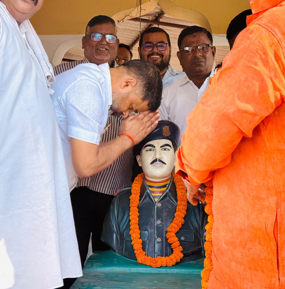 MrYaduvansh's tweet photo. शहीदों की चिताओं पर लगेंगे हर बरस मेले वतन पर मरने वालों का यही बाकी निशा होगा ।

देश के यशस्वी प्रधानमंत्री माननीय श्री @narendramodi जी की जनसेवा, सुशासन एवं समर्पण के गौरवशाली 25 वर्ष पूर्ण होने के उपलक्ष्य में चल रहे “सेवा संकल्प अभियान” के अंतर्गत आज संतकबीरनगर जिले मगहर में शहीद अशोक यादव जी की प्रतिमा पर माल्यार्पण कर उनको नमन किया । सभी कार्यकर्ता बन्धुओं के साथ उनके पिता श्री शिव मूरत यादव जी का सम्मान किया । 
इस अवसर पर पूर्व जि��ाध्यक्ष जगदम्बा लाल श्रीवास्तव जी, पूर्व अध्यक्ष खलीलाबाद श्री श्याम सुंदर वर्मा जी , चेयरमैन नूरूज्जुमा अंसारी जी, जिला उपाध्यक्ष आदित्य यादव जी, ज्ञानेंद्र मिश्रा जी, विद्याधर यादव जी जिला उपाध्यक्ष किसान मोर्चा, विजय प्रताप सिंह जी प्रदेश कार्य समिति किसान मोर्चा, अरुण गुप्ता जी, अवधेश सिंह, विद्यासागर यादव जी, ग्राम प्रधान अनिल यादव जी सहित पदाधिकारीगण एवं कार्यकर्ता बन्धु उपस्थित ���हे।
#SevaSankalpAbhiyan 
@BJP4India @PMOIndia @AmitShah @NitinNabin @mppchaudhary @idharampalsingh