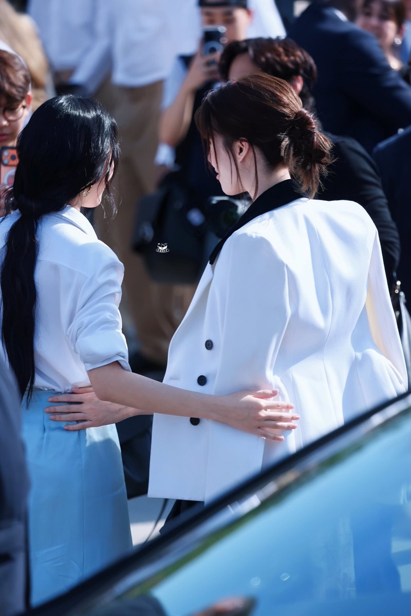 fruitday1128's tweet photo. 👋👋

LINGORM BA DIOR AT PFW
#DiorSummer27xLingOrm https://t.co/YXf6olBD54