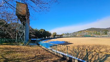 MadeInChapy's tweet photo. 御建公園野球場
築100年超過の歴史ある野球場。長い間スコアボードが廃虚になりかけてるのがとても好み。
コンクリートの客席がローマの遺跡みたい。このレトロな感じを活かして残して欲しい。 https://t.co/6BvNBVEqKl