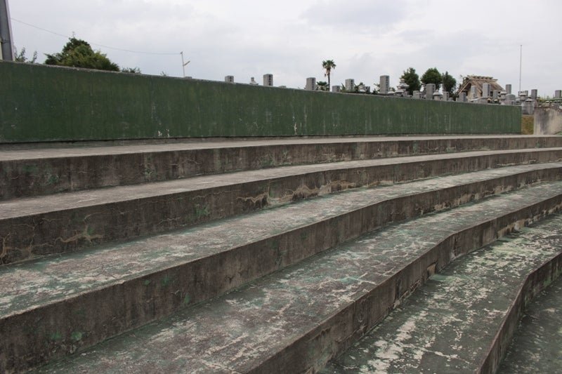 MadeInChapy's tweet photo. 御建公園野球場
築100年超過の歴史ある野球場。長い間スコアボードが廃虚になりかけてるのがとても好み。
コンクリートの客席がローマの遺跡みたい。このレトロな感じを活かして残して欲しい。 https://t.co/6BvNBVEqKl