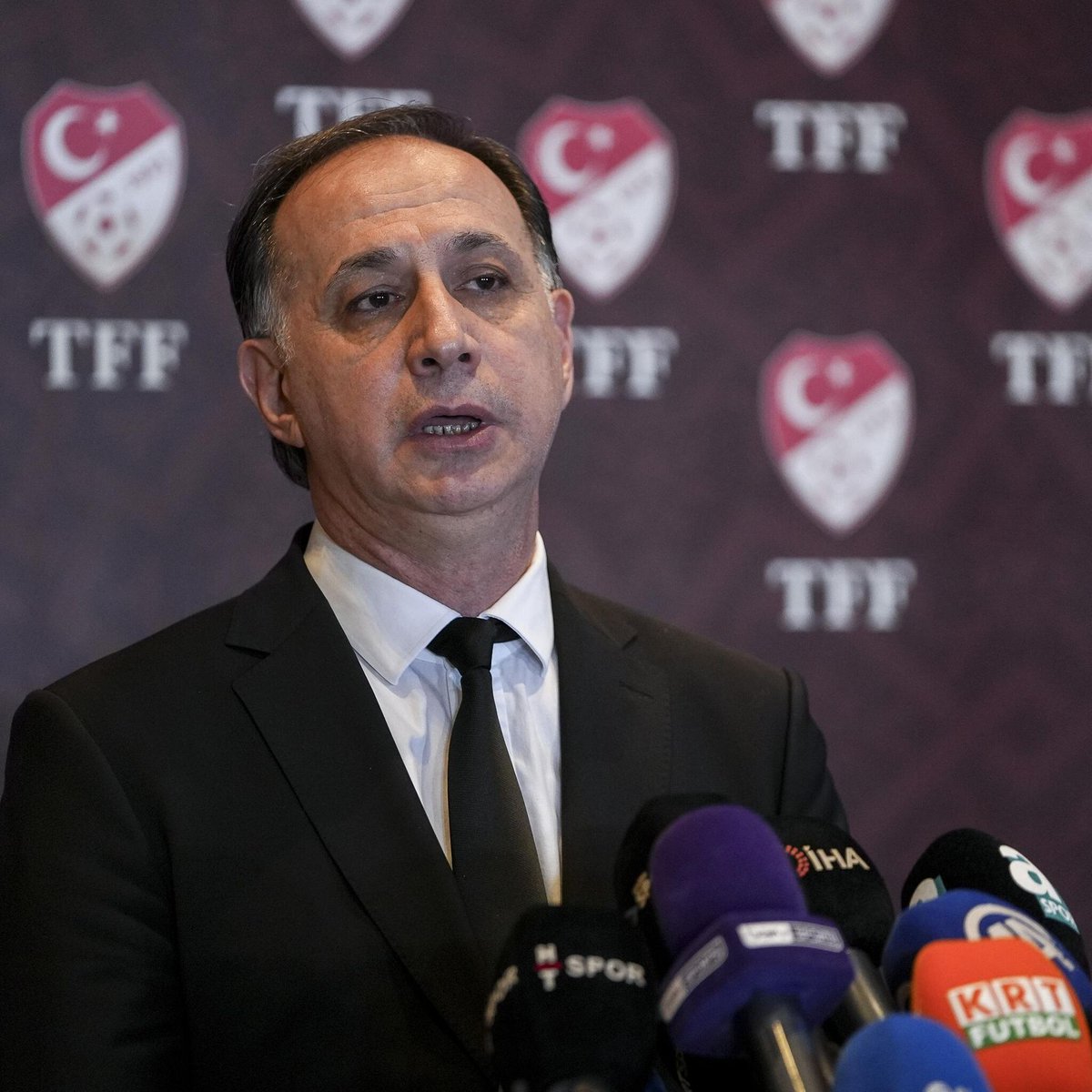 CNGZER's tweet photo. Bir hatırlatma notu:
Evrakta sahtecilik ve mobbingden gözaltına alınan MHK Başkanı Ferhat Gündoğdu, 15 Temmuz'un kilit isimlerinden darbeci korgeneral Metin İyidil'in yaveriydi.
Metin İyidil, LİMAK Holdingin patronu, TFF eski Başkanı Nihat Özdemir'in kayınbiraderi olarak biliniyor.
Darbe girişiminin çekirdek kadrosunda yer alan İyidil, anayasal düzeni ortadan kaldırmaya teşebbüs suçundan  önce ağırlaştırılmış müebbet cezası aldı ancak Ankara Bölge Adliye Mahkemesi (İstinaf) sürpriz bir kararla beraatine hükmetti.
Savcılığın itirazı üzerine Yargıtay 3. Ceza Dairesi, darbeci general İyidil'in beraat kararını kaldırdı.
Yeniden hakim karşısına çıkan İyidil'e bu kez 'anayasal düzeni ortadan kaldırmaya teşebbüs suçuna yardım' ettiği gerekçesiyle 15 yıl 10 ay ceza verildi ve tutuklayarak cezaevine gönderdi.
İyidil böylece ağırlaştırılmış müebbet cezasından yırtmış oldu.
O yargılama süreci siyaset ve yargı çevrelerine göre hala tartışmalı bir konudur.