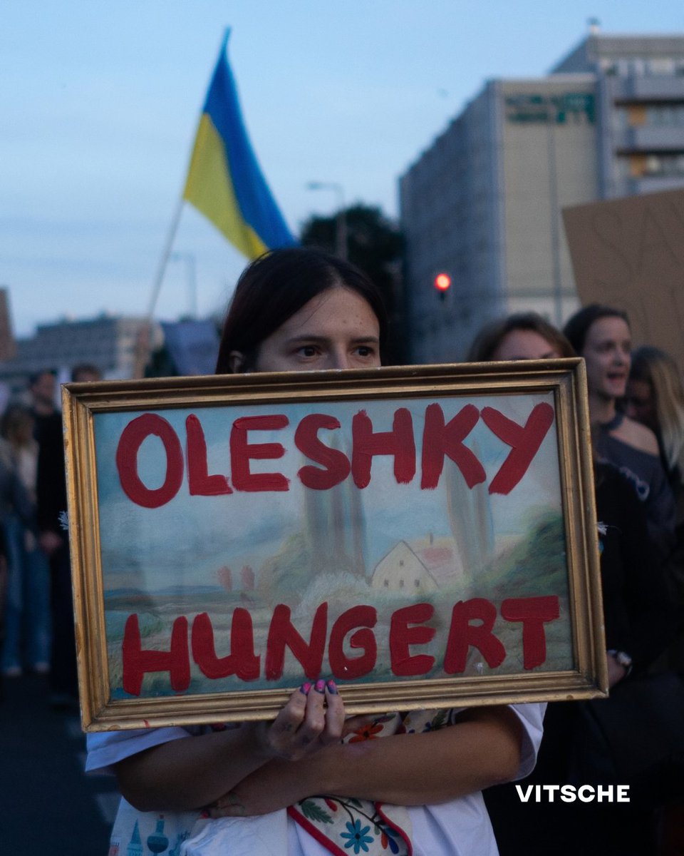 VitscheBerlin's tweet photo. Schaut nicht weg. Sprecht über Oleschky.

In Oleschky und den umliegenden Gebieten unter russischer Besatzung befinden sich weiterhin mehr als 6.000 Menschen, darunter rund 200 Kinder.

Es fehlt an Lebensmitteln, Trinkwasser, Medikamenten und grundlegender humanitärer Versorgung.

russland hat die Durchführung einer sicheren Evakuierung bislang nicht bestätigt.

❗️Teilt diese Informationen. Sprecht darüber. Macht sichtbar, was in Oleschky geschieht. Je mehr Menschen davon erfahren, desto größer der öffentliche Druck, eine sichere Evakuierung zu ermöglichen.

📸: Moritz Dorn