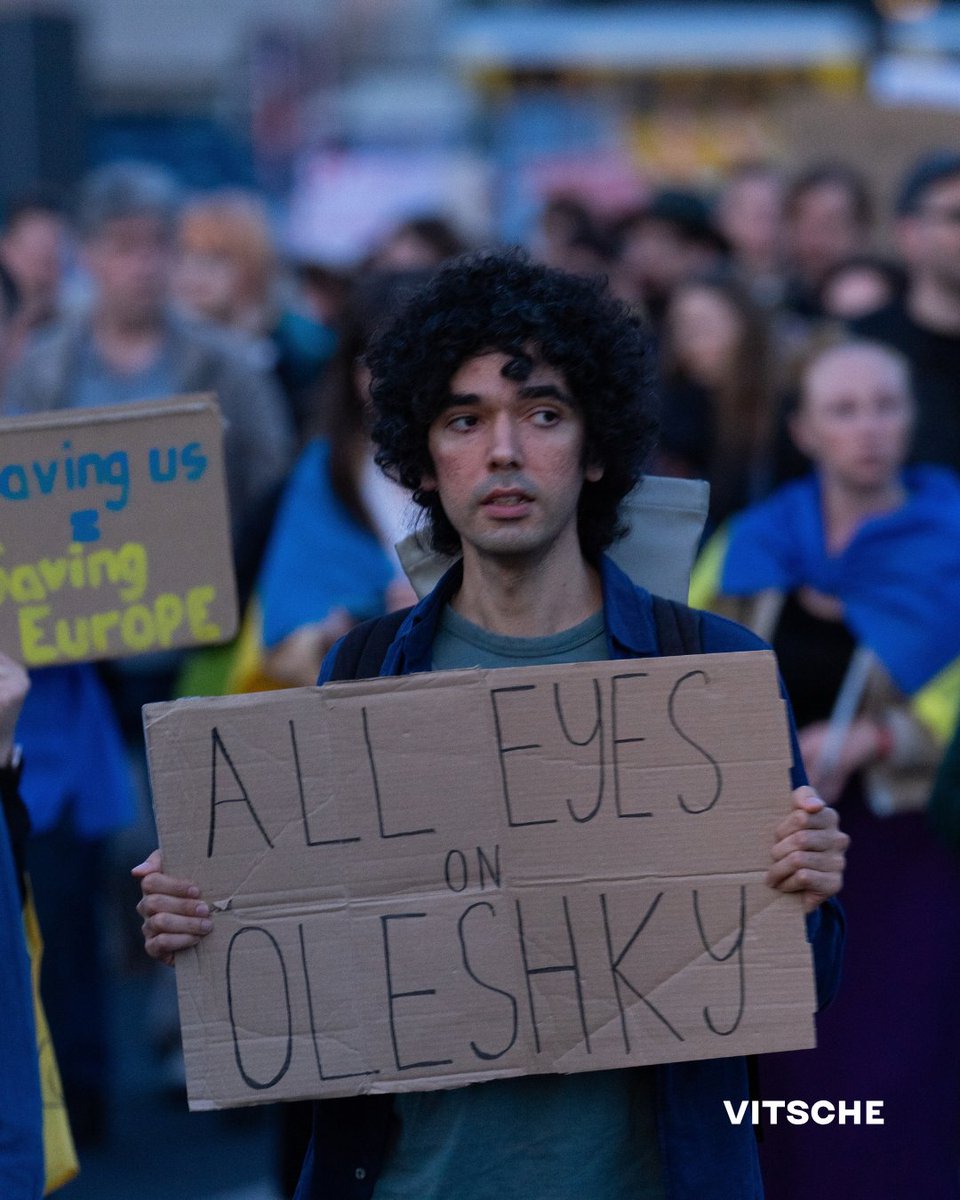 VitscheBerlin's tweet photo. Schaut nicht weg. Sprecht über Oleschky.

In Oleschky und den umliegenden Gebieten unter russischer Besatzung befinden sich weiterhin mehr als 6.000 Menschen, darunter rund 200 Kinder.

Es fehlt an Lebensmitteln, Trinkwasser, Medikamenten und grundlegender humanitärer Versorgung.

russland hat die Durchführung einer sicheren Evakuierung bislang nicht bestätigt.

❗️Teilt diese Informationen. Sprecht darüber. Macht sichtbar, was in Oleschky geschieht. Je mehr Menschen davon erfahren, desto größer der öffentliche Druck, eine sichere Evakuierung zu ermöglichen.

📸: Moritz Dorn