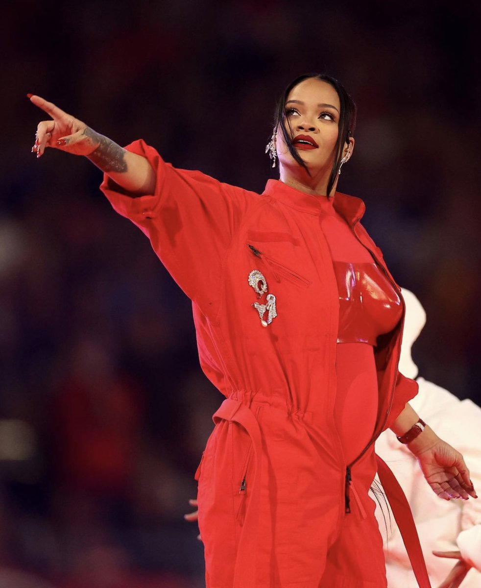 Jessicaalba_336's tweet photo. you are everything 👏🏽❤️ sis! Your #SuperBowl57 performance gave us chills -as we all got to bask in your BO$$ energy! More pls! Watching you over the years develop into an iconic multi-hyphenate game changer has been one of the most inspiring journeys to witness https://t.co/QtzrMeZtA0