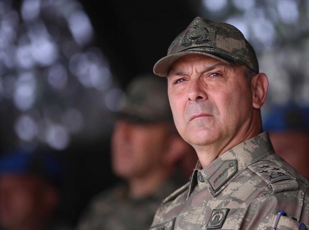 CNGZER's tweet photo. Bir hatırlatma notu:
Evrakta sahtecilik ve mobbingden gözaltına alınan MHK Başkanı Ferhat Gündoğdu, 15 Temmuz'un kilit isimlerinden darbeci korgeneral Metin İyidil'in yaveriydi.
Metin İyidil, LİMAK Holdingin patronu, TFF eski Başkanı Nihat Özdemir'in kayınbiraderi olarak biliniyor.
Darbe girişiminin çekirdek kadrosunda yer alan İyidil, anayasal düzeni ortadan kaldırmaya teşebbüs suçundan  önce ağırlaştırılmış müebbet cezası aldı ancak Ankara Bölge Adliye Mahkemesi (İstinaf) sürpriz bir kararla beraatine hükmetti.
Savcılığın itirazı üzerine Yargıtay 3. Ceza Dairesi, darbeci general İyidil'in beraat kararını kaldırdı.
Yeniden hakim karşısına çıkan İyidil'e bu kez 'anayasal düzeni ortadan kaldırmaya teşebbüs suçuna yardım' ettiği gerekçesiyle 15 yıl 10 ay ceza verildi ve tutuklayarak cezaevine gönderdi.
İyidil böylece ağırlaştırılmış müebbet cezasından yırtmış oldu.
O yargılama süreci siyaset ve yargı çevrelerine göre hala tartışmalı bir konudur.