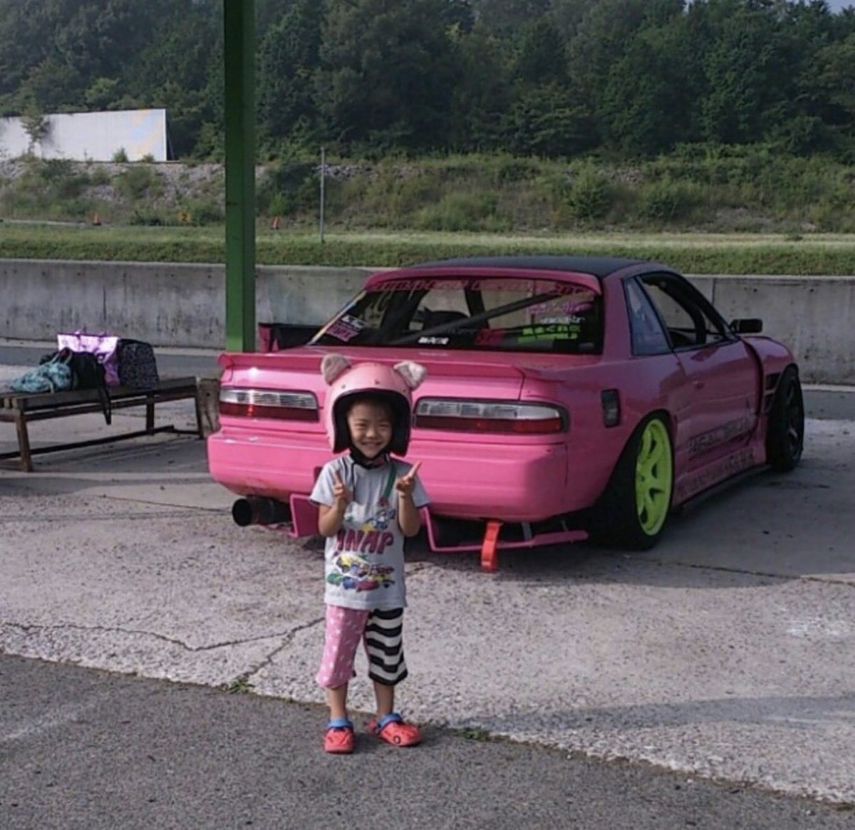 makinyans15's tweet photo. 颯太の小さい頃の写真です🩷
小さい頃からサーキットへ通っていました🩷
私がピンク色で乗ってたシルビアを現在、颯太が引き継いでくれて緑色で乗っています🩷 https://t.co/aEzCEo5UEM