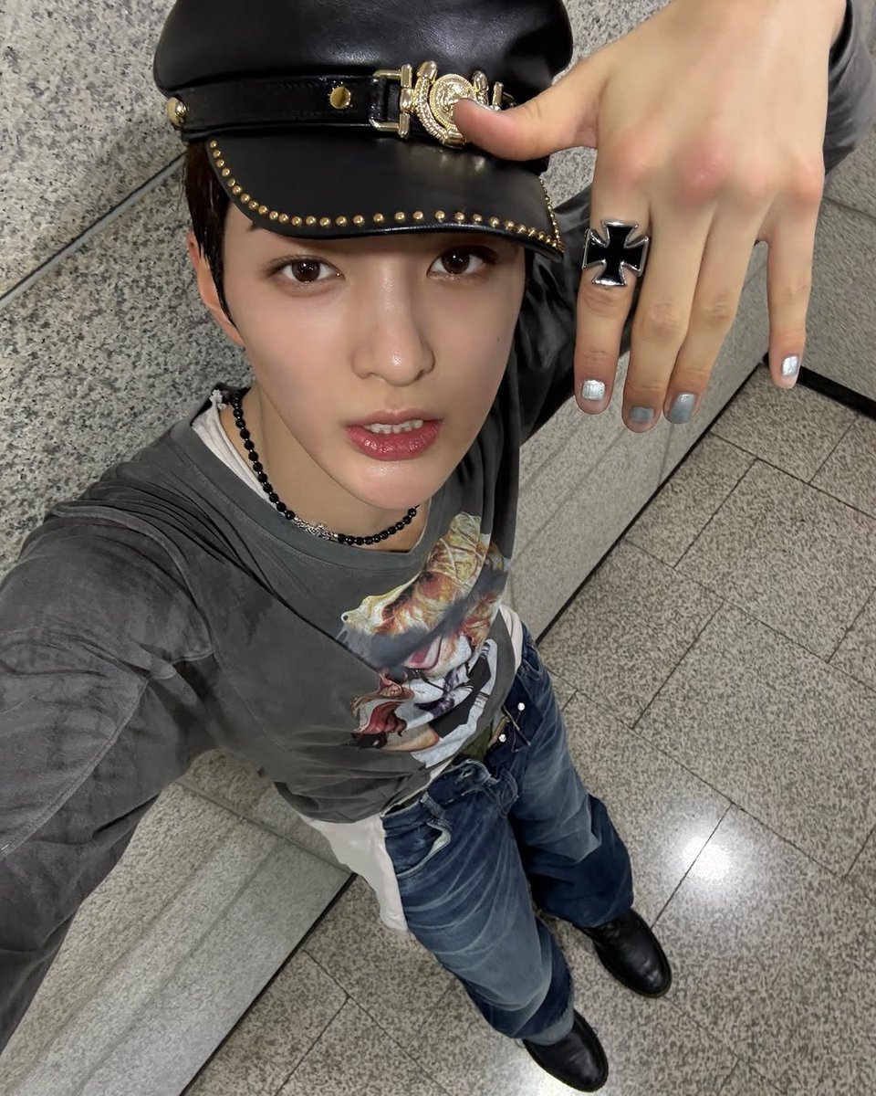 keonlev's tweet photo. it's been a year since we've got one of the most iconic keonho looks ever https://t.co/6m5pvDF89g