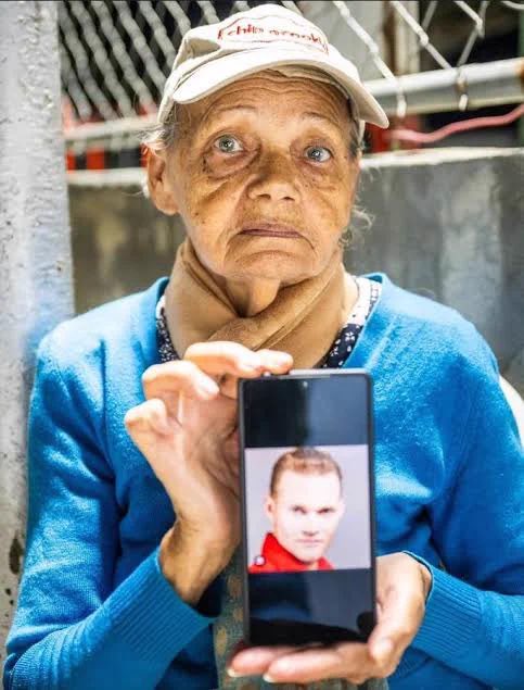 YOYOPRESS's tweet photo. 🚨 SALIERON A BUSCARLOS VIVOS Y TERMINARON RECONOCIENDO CADÁVERES | El drama de las familias de los desaparecidos en Venezuela tiene otro nombre: ELOY MAYCKOLL SÁNCHEZ.

Hugo Marino, Jorgen Guanares, Eloy Sánchez… y el doloroso antecedente de Víctor Hugo Quero. ¿DÓNDE ESTÁN LOS DESAPARECIDOS?

La desaparición forzada no solo arrebata la libertad de una persona: condena a toda una familia a vivir entre la incertidumbre, el miedo y la desesperación.

Randy Rodríguez denunció que su hermano Eloy fue interceptado por funcionarios del SEBIN en Sabana Grande, Caracas, en enero de 2025. Desde entonces, sus familiares han recorrido cárceles, instituciones públicas y hasta morgues, donde han tenido que reconocer cadáveres intentando encontrarlo.

El antecedente es estremecedor: Víctor Hugo Quero fue detenido en la misma zona y durante el mismo mes. Su familia lo buscó durante más de un año, hasta conocer que había muerto bajo custodia estatal y había sido enterrado sin notificarles. Su madre falleció pocos días después de conocer su destino.

Mientras tanto, casos como los de Hugo Marino y Jorgen Guanares mantienen vigente la exigencia de respuestas sobre el paradero de los desaparecidos.

NINGUNA FAMILIA DEBERÍA TENER QUE RECORRER UNA MORGUE PARA SABER QUÉ HIZO EL ESTADO CON SU SER QUERIDO.