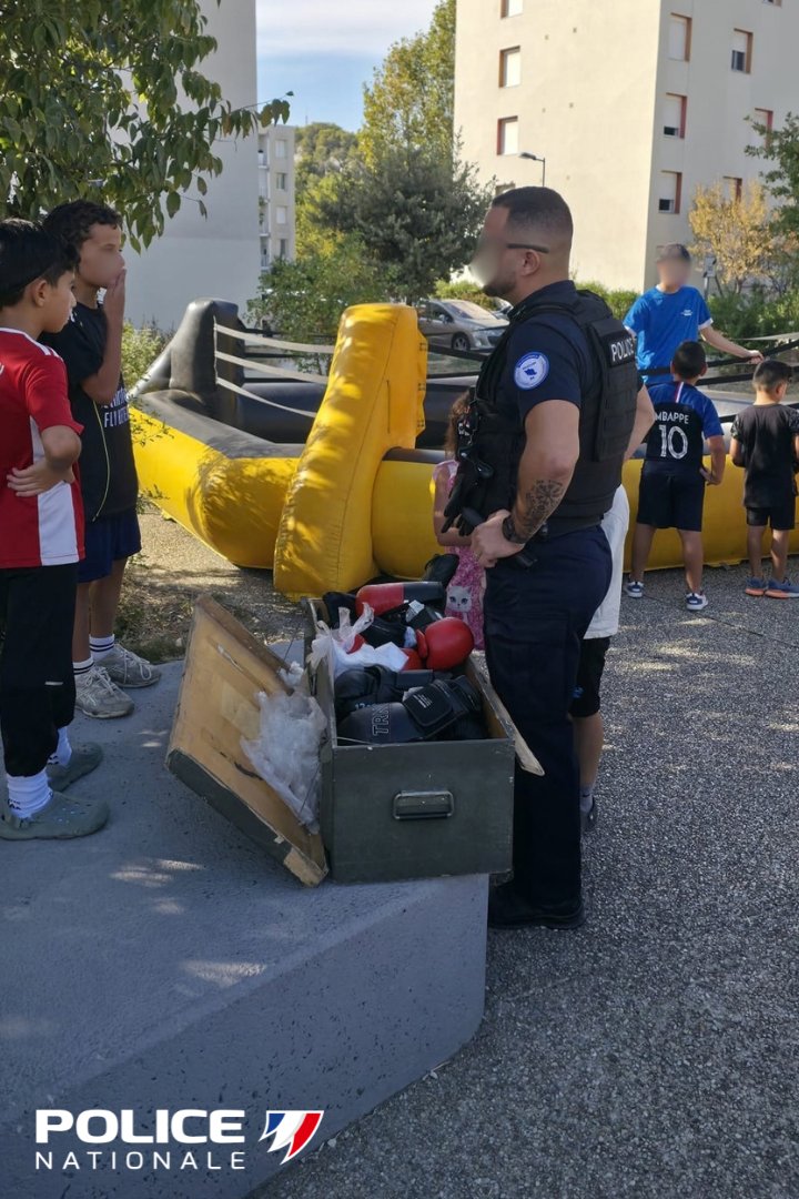 PoliceNat84's tweet photo. Retour en images du Prox Raid à Cavaillon ! Samedi, quartier Dr Ayme, jeunes et policiers se sont retrouvés pour échanger, partager et sensibiliser. Merci aux participants et partenaires 👏 Rendez-vous en octobre pour les prochaine édition. #Cavaillon #ProxRaid https://t.co/zoCljNrxQK