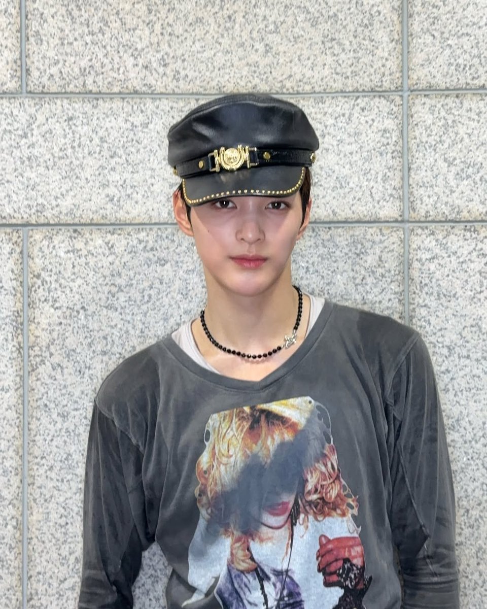 keonlev's tweet photo. it's been a year since we've got one of the most iconic keonho looks ever https://t.co/6m5pvDF89g