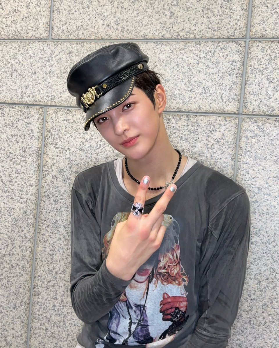 keonlev's tweet photo. it's been a year since we've got one of the most iconic keonho looks ever https://t.co/6m5pvDF89g