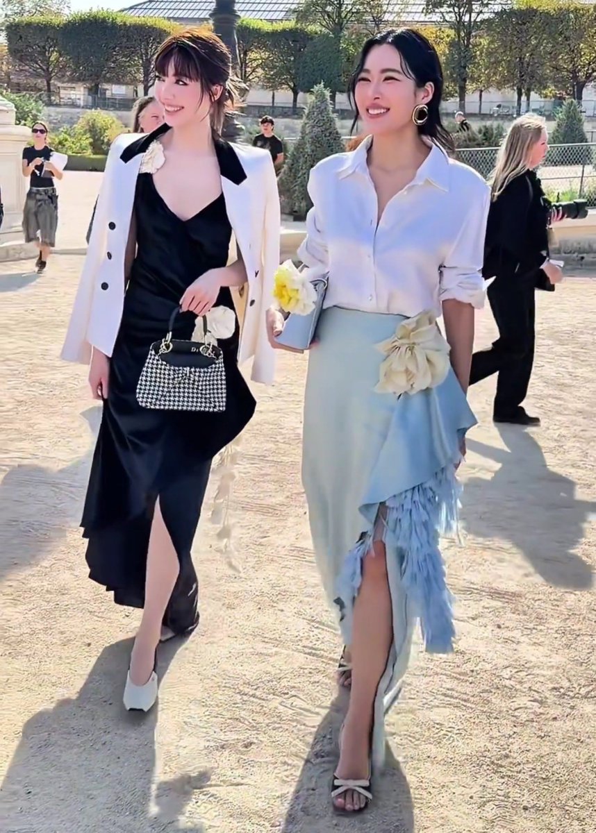 linglingbr's tweet photo. As mais lindas da PFW 😍💜

LINGORM BA DIOR AT PFW
#DiorSummer27xLingOrm
#LinglingKwong #LingOrm #Dior #DiorSummer27 #PFW
@linglingsirilak @Dior https://t.co/LYMSWVbXyZ