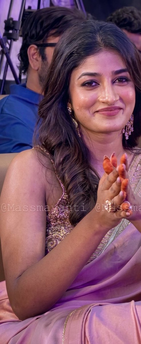 actress_lovel's tweet photo. Pic1 : enti nuvu okadive vachavu.. nenu edo mee gang andaru vachi nannu podichesta anthe raamani cheppanu

Pic2: (Vaddi friends vacharu mogga chettulu pattukuni) dandam ra babu edo kasi lo ananu intha podugu vi pattukuni vacharu entra.. nenu repu ofc ki vellali https://t.co/Ujhj3cvpeF