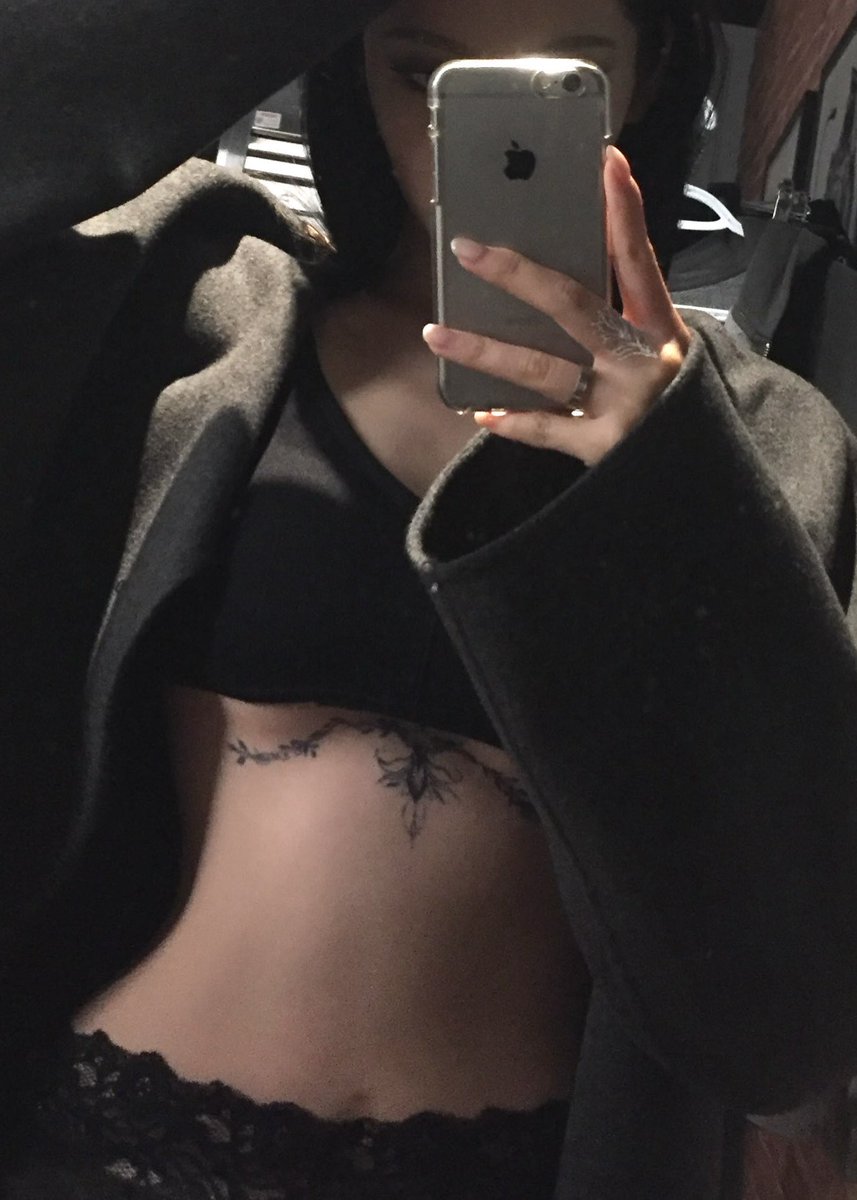 Ningnqng's tweet photo. iPhone 4                                           iPhone 6 https://t.co/vdLtUFsS1F