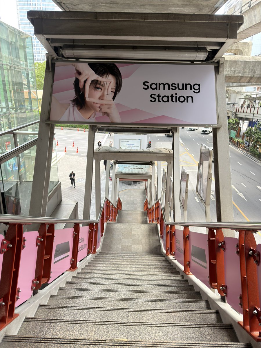 FongFongSin's tweet photo. ‘Seeing’ Emi at BKK on a sunny day! https://t.co/479fG0JViW