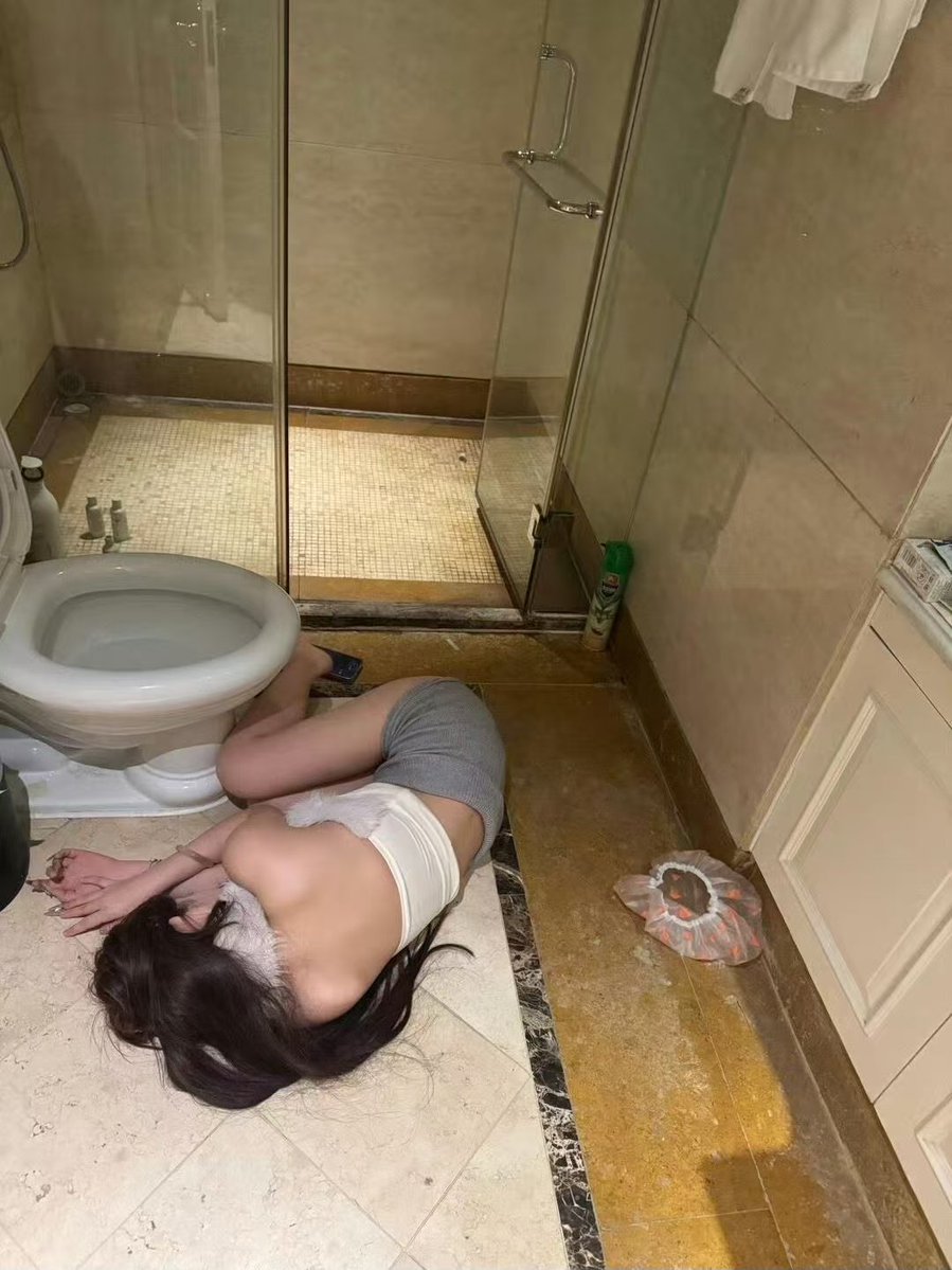 AdarshSinghShr2's tweet photo. 从小缺爱

有人想锐评一下我和闺蜜的福嘛 🥹   

不要🚪赶紧看，我要删了… https://t.co/vTVdB5EmK3