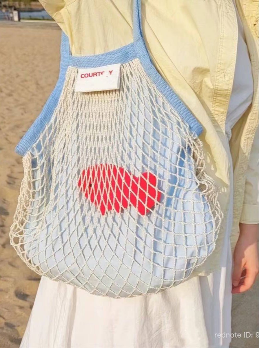 xxxirraaa's tweet photo. GEMES BANGET TOTE BAG-NYA, VIBES-NYA COCOK BUAT KE PANTAI 😭🏖️ https://t.co/svfQruCHWX