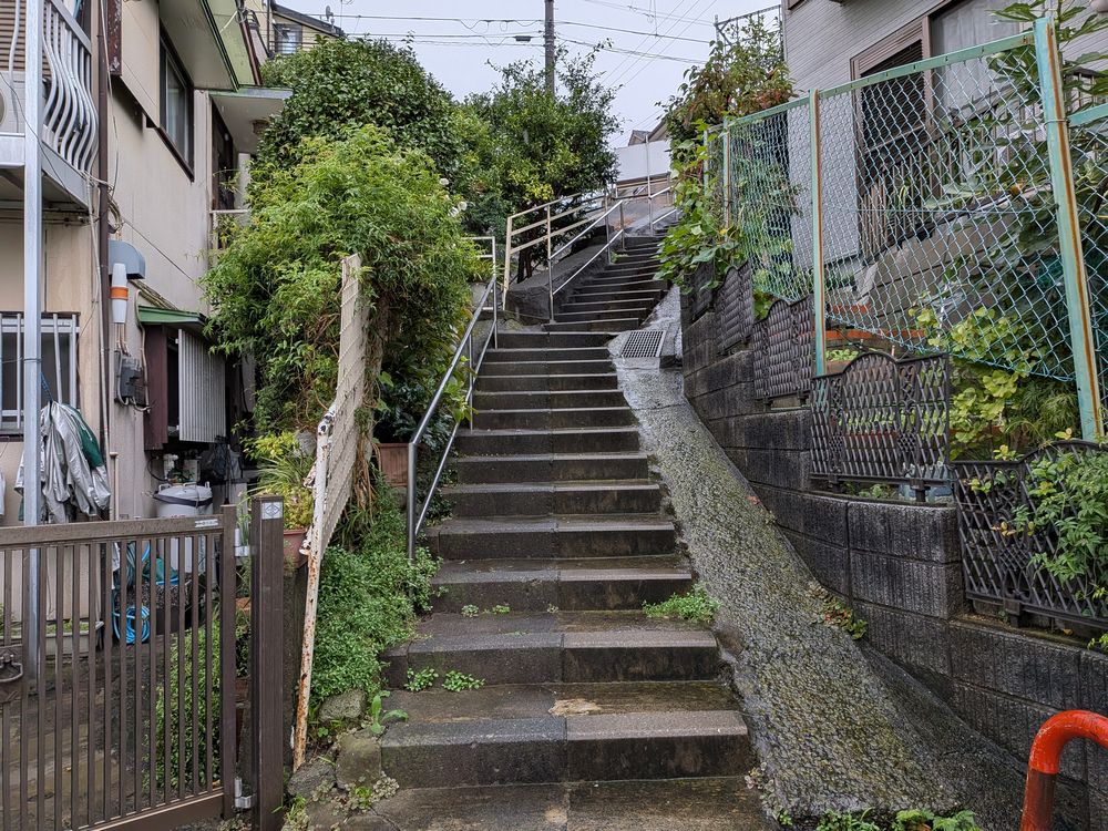 jns_fudosan's tweet photo. 弘明寺方面でお客様とアパート売却の打合せ。このあたりは起伏が厳しいです。 https://t.co/lxHyjpND8N