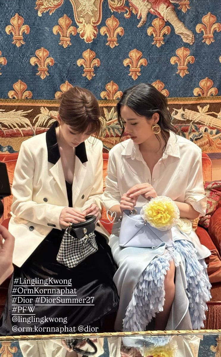 KMayaKwangbae's tweet photo. ฉันเขินอะไรแบบนี้ แค่นั่งข้างกัน มันก็แบบเออ คือพี่เหมาะสมกันมาก🫠

LINGORM BA DIOR AT PFW 
#DiorSummer27xLingOrm https://t.co/bVrbDlvvKC