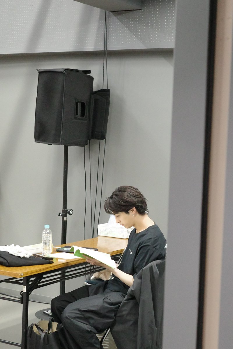 T__Niihara's tweet photo. 1ヶ月と少しに渡る稽古が終わり
稽古場をあとにし、劇場へ。

演出の杉原邦生さんをはじめとしたスタッフの皆様がたくさんの時間をかけて考えてくださり、豪華なキャストの皆様によって彩られていく。その世界を眺めている時間はとても幸せで、何よりも見ものです。

アンサンブルの皆さん、本当に全員が魅力的で誰ひとり見逃してほしくない。
メインキャストの皆さん、これでもかというくらいパワフルに時に繊細に世界を作ってくださってそれぞれが作品に息を吹き込んで…

そんな約2時間半を、楽しみにきて欲しいなと思っております。

ミュージカル『獅子 THE LION-BEAT』
初日まであと数日、頑張ります。

#ミュージカル獅子