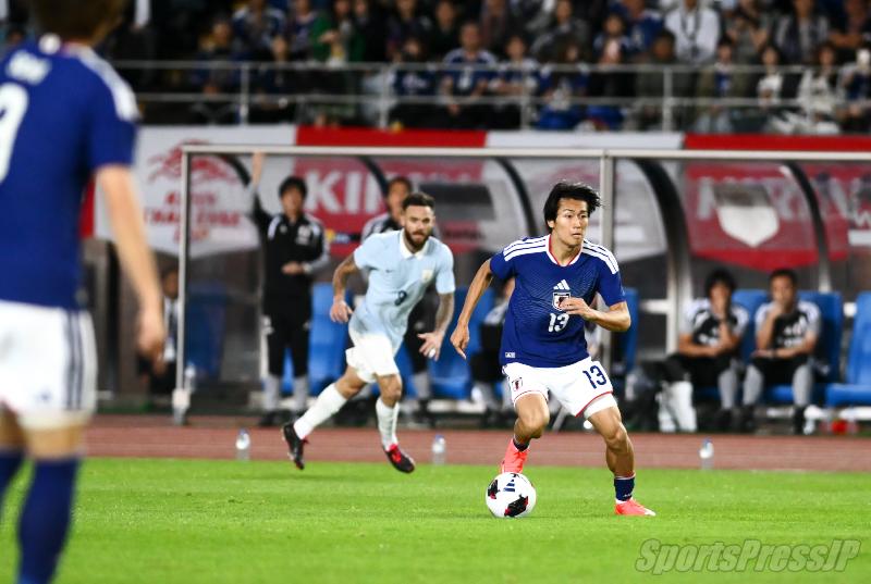 sportspressjp's tweet photo. 中村敬斗「代表戦で負けていい試合なんてない」　

「親善試合といえどFIFA���ンキングに影響してくるし、代表戦で負けていい試合なんてない。毎試合勝つことは大事」

ウルグアイ戦に続き、ベネズエラ戦も終盤に勝ち越しての勝利。9月28日の試合後、中村敬斗はその価値をそう語った。

森保一監督が前日会見で「負担軽減を考えなければ選手たちは壊れてしまう」と懸念を示した、4試合一括の代表活動についても、選手の立場から利点を口にした。

「今までより長期間の活動になるけど、その分9月と10月がまとまっている。今までは移動がたくさんあったけど、今回は1回の活動にまとまっているので、移動の疲労は軽減されていると思う。試合数は多いけど、その分メンバーも多いので、うまくターンオーバーしながらできている。大丈夫だと思う」

若手が多く先発した前半については、「初めてのメンバー同士で試合に出ることもあって、その難しさはあったと思うけど、チャンスもピンチもあった。競争という意味ではいいものが生まれている」と評価した。

Photo (Sep 24, vs Uruguay) by SportsPressJP
#日本代表 #SAMURAIBLUE