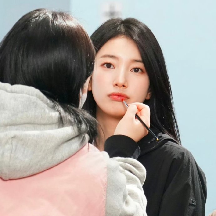HyemySuz's tweet photo. Suzy MakeUp Artist: 
[2022] Angel Suzy-nim, really take such good care of the staff, so so so so sweet ㅠ More than anything.. she's the most beautiful in the world. I’m so happy cryㅠ
[2026] Thank u for taking care of my birthday. Suzy unnie who always takes such good care of me https://t.co/4DPhCe0DE6