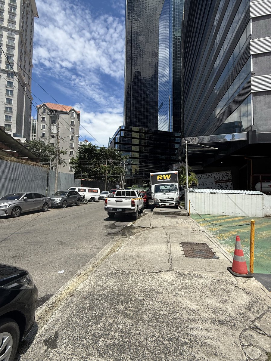 freddypitti's tweet photo. Ojalá fueras alcalde para que pudieras recuperar la acera y arborizarla impidiendo así que los autos se estacionen en la zona peatonal. Todo menos hacer tu trabajo.

¿Qué has hecho con los $636 Millones de presupuesto entre 2024 y 2026? #AuditoríaCiudadana https://t.co/jgTTAqQPQs