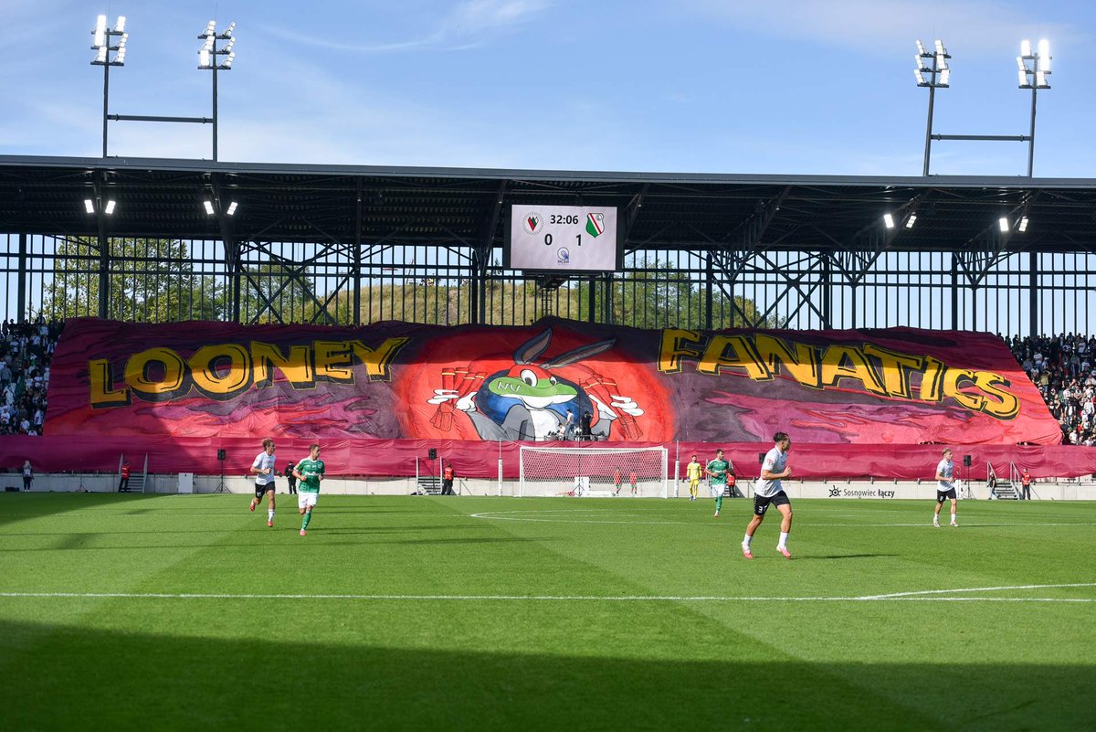 klyczki's tweet photo. 35 years of Legia Warsaw &amp; Zagłębie Sosnowiec fan friendship were celebrated with a special friendly match.

9,131 fans, around 1,000 from Warsaw, three choreographies and a 4-2 Legia win.

Their supporter ties actually date back to the 1970s.

#Legia #Zaglebie #FanCulture https://t.co/fmkWdhF9br