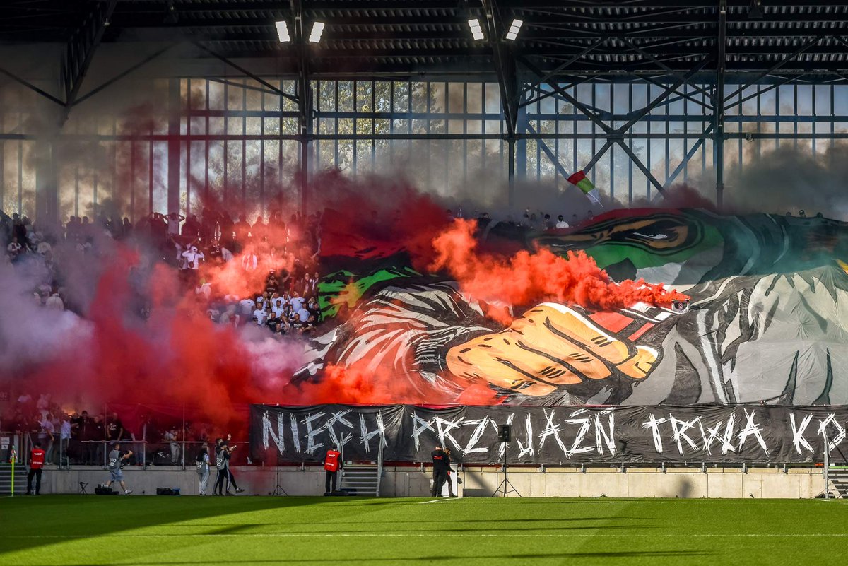 klyczki's tweet photo. 35 years of Legia Warsaw &amp; Zagłębie Sosnowiec fan friendship were celebrated with a special friendly match.

9,131 fans, around 1,000 from Warsaw, three choreographies and a 4-2 Legia win.

Their supporter ties actually date back to the 1970s.

#Legia #Zaglebie #FanCulture https://t.co/fmkWdhF9br