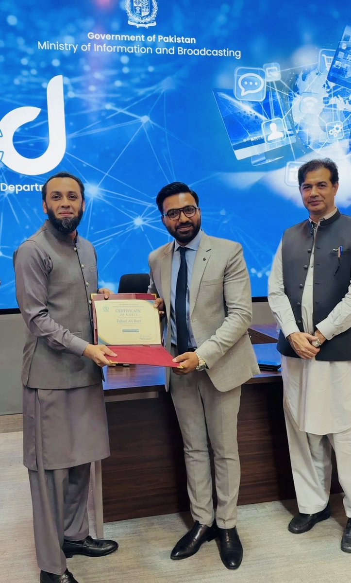 muhammadata002's tweet photo. الحمدللہ، میرٹ اور بہترین کارکردگی کے اعتراف میں سرٹیفکیٹ کا اعزاز حاصل ہوا۔
وزارتِ اطلاعات و نشریات جناب عطا اللہ تارڑ صاحب کے ہاتھوں یہ اعزاز ملنا باعثِ فخر ہے۔ پوری یوتھ میڈیا ٹیم سندھ کو مبارکباد۔ 🇵🇰

  #MinistryOfInformation #Merit
@TararAttaullah @Alikhanyzai @BSWarraich https://t.co/phO6a73l1G