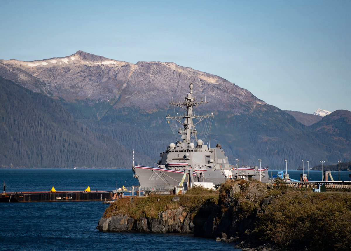 Le futur USS Ted Stevens (DDG-128), le plus récent destroyer lance-missiles de classe Arleigh Burke Flight III de la Marine, est arrivé à Whittier, en Alaska, le 27 septembre avant sa mise en service en octobre…