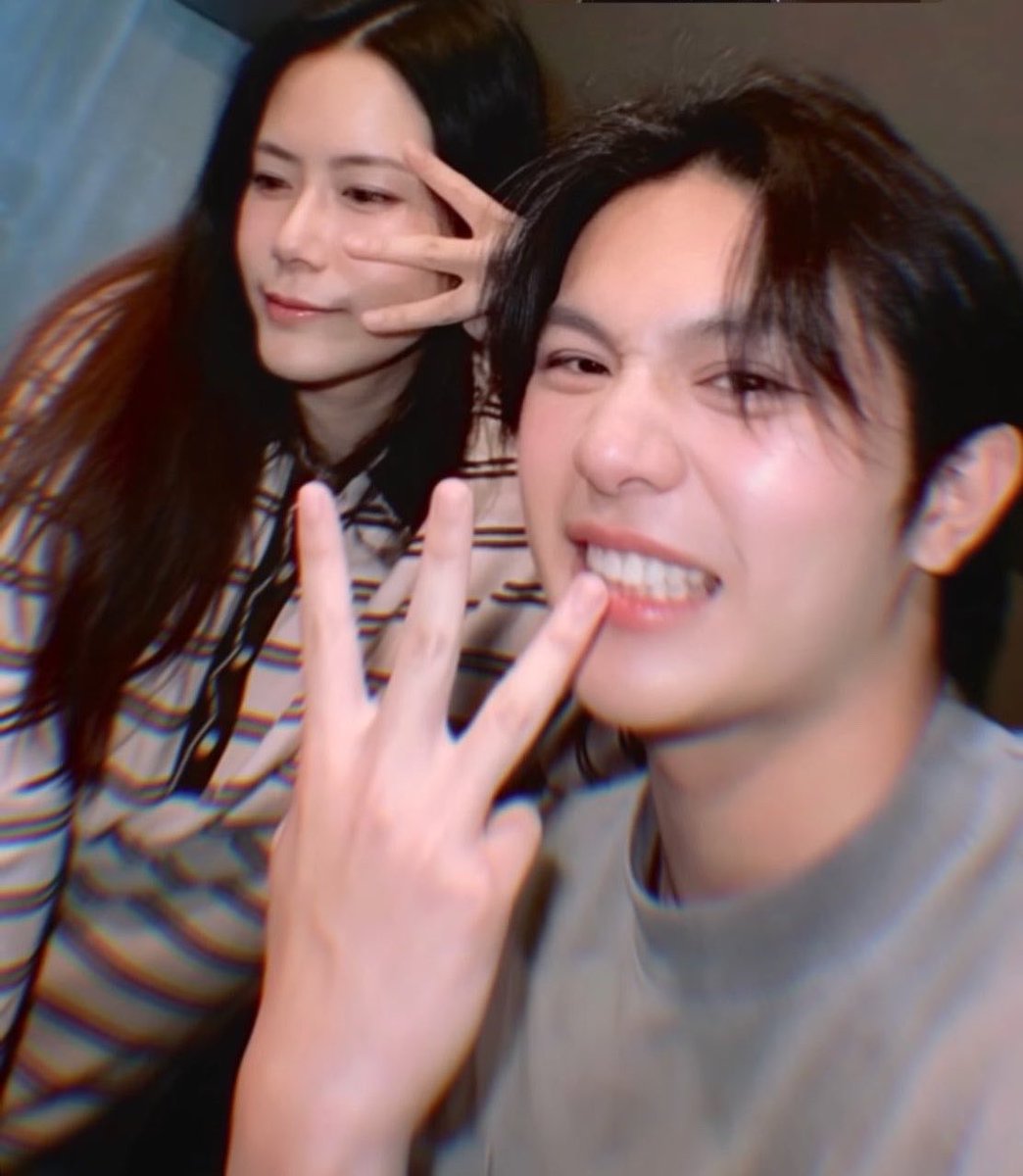 valcrazyforWE's tweet photo. WILLY WITH P’AMP CELEBRATING THE SUCCESS OF LAST TWILIGHT 😭😭🤌🏻

that song is art for real, it deserves all the love 
#williamjkp https://t.co/THpJEr9Llc